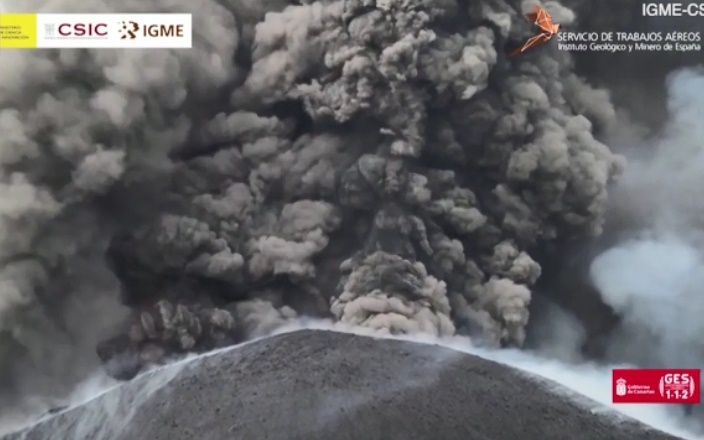 Video: Núi lửa phun trào dữ dội nhìn từ UAV trên không